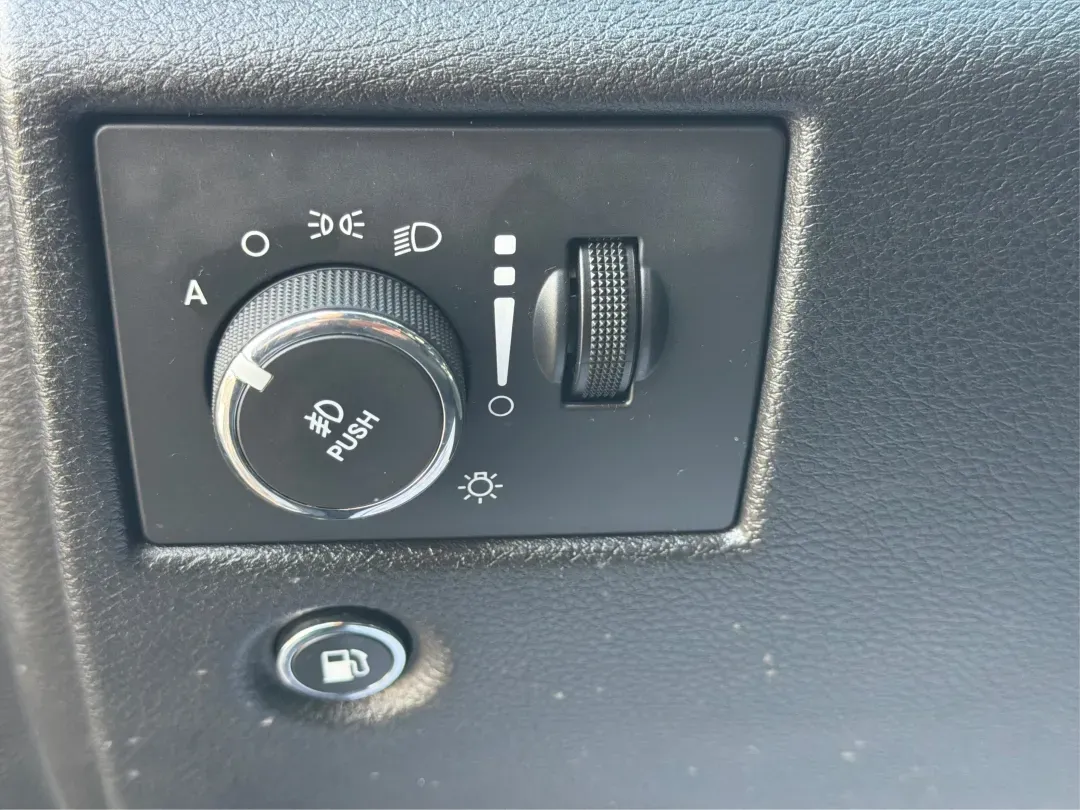 2016 Jeep Grand Cherokee Laredo (1C4RJFAG7GC) with an Pentastar 3.6L V-6 DOHC engine, 8A transmission, located at 1230 East Main St, Xenia, OH, 45385, (937) 908-9800, 39.688026, -83.910172 - ### Experience Adventure in Comfort with the 2016 Jeep Grand Cherokee Laredo <br /> <br /> If you're seeking a vehicle that can handle everything from daily commutes to weekend getaways, look no further than the 2016 Jeep Grand Cherokee Laredo. This robust SUV is perfect for both adventurous spirits - Photo#17