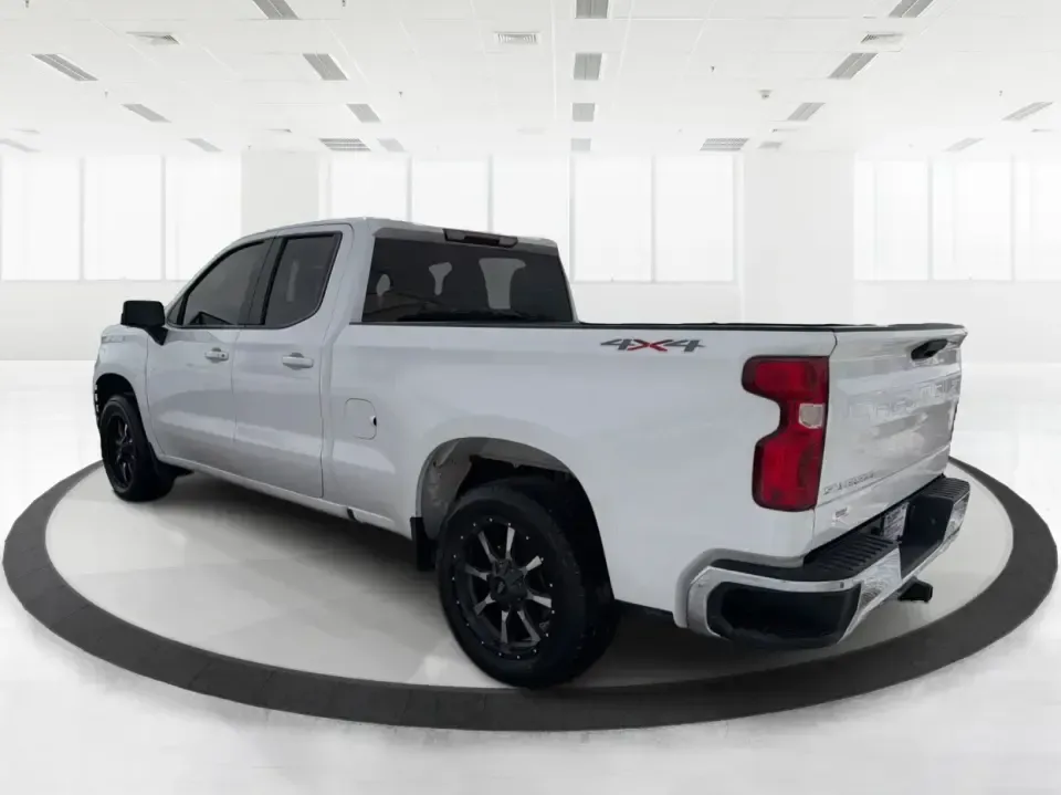 2020 Chevrolet Silverado 1500 4WD Double Cab Standard Bed LT (1GCRYDED6LZ) with an 5.3L V8 OHV 16V engine, 6A transmission, located at 4508 South Dixie Dr, Moraine, OH, 45439, (937) 908-9800, 39.689976, -84.218452 - Are you ready to tackle your next big adventure without breaking the bank? The 2020 Chevrolet Silverado 1500 at Advantage Car and Credit in Piqua, OH, is your ideal companion for weekend getaways, family outings, or simply conquering your daily commute. With its rugged capabilities and comfortable r - Photo#4