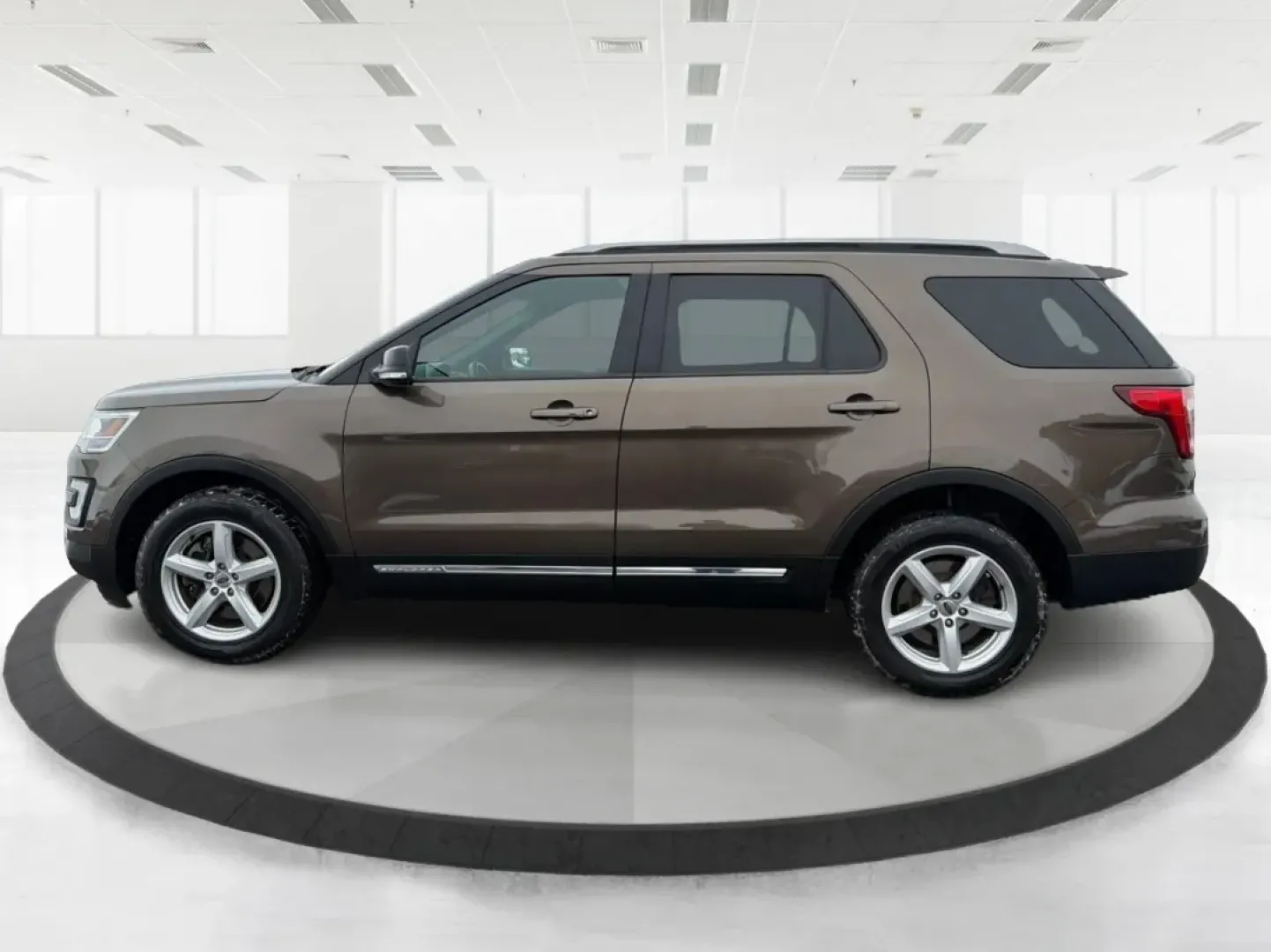 2016 Ford Explorer XLT (1FM5K8D89GG) with an EcoBoost 2.3L I-4 gasoline direct injection engine, 6-Speed Automatic transmission, located at 1951 S Dayton Lakeview Rd., New Carlisle, OH, 45344, (937) 908-9800, 39.890999, -84.050255 - Looking for a versatile and reliable vehicle that can accommodate your family adventures, weekend getaways, and daily commutes? Look no further than the 2016 Ford Explorer XLT, available now at Advantage Car and Credit in New Carlisle, OH. With a spacious interior and advanced technology features, t - Photo#5