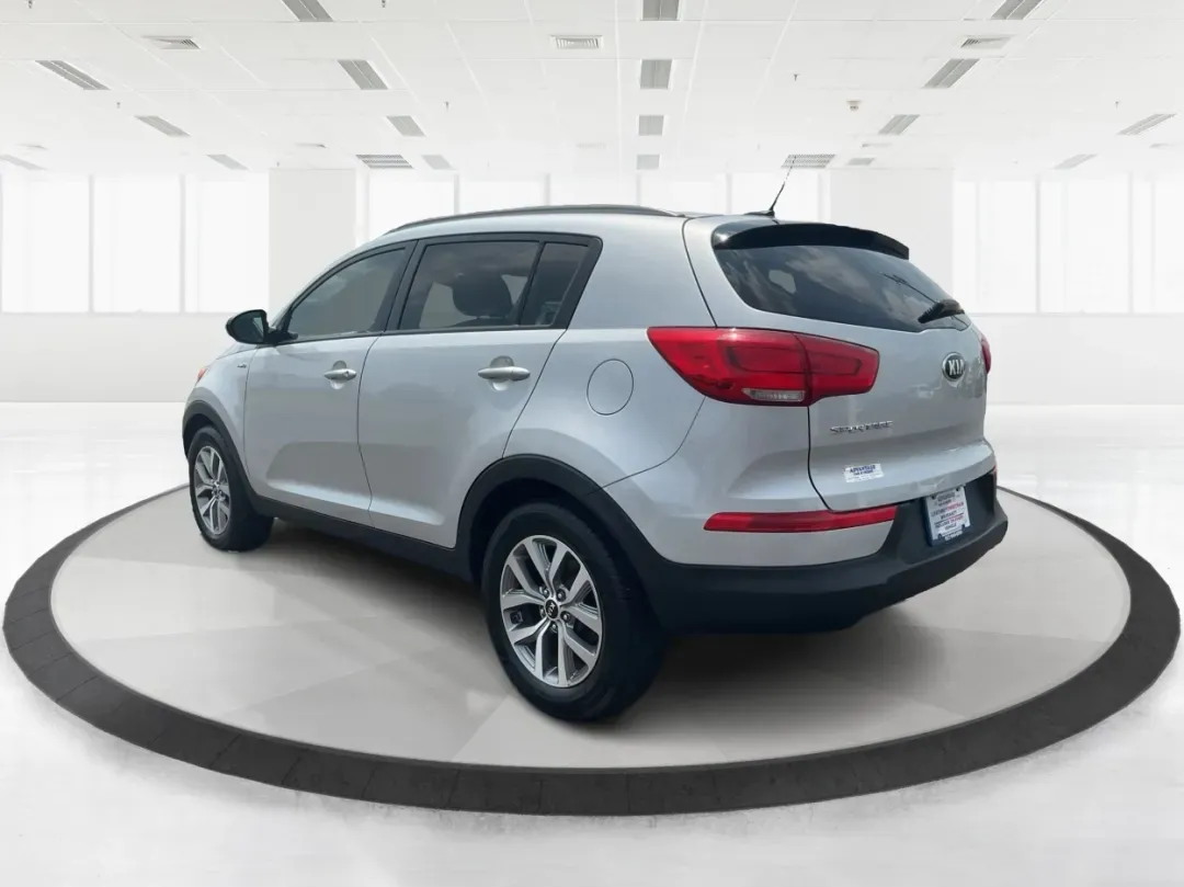 2016 Kia Sportage LX (KNDPBCACXG7) with an Theta II 2.4L I-4 gasoline direct injection engine, located at 1230 East Main St, Xenia, OH, 45385, (937) 908-9800, 39.688026, -83.910172 - Embrace the journey of life with the 2016 Kia Sportage LX, a vehicle designed for those who thrive on adventure and seek comfort in their daily commute. Whether you're navigating the bustling streets of Fairborn, OH, or embarking on a weekend family getaway, this versatile crossover is your perfect - Photo#4