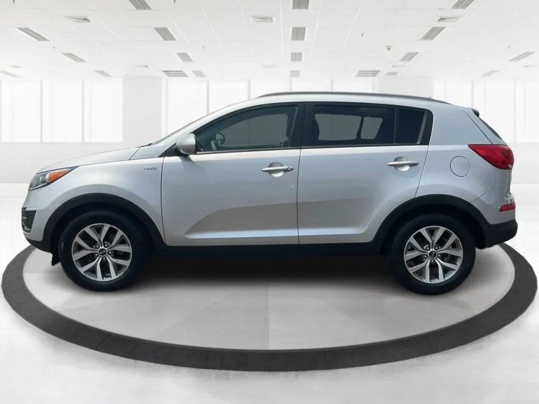 2016 Kia Sportage LX (KNDPBCACXG7) with an Theta II 2.4L I-4 gasoline direct injection engine, located at 1230 East Main St, Xenia, OH, 45385, (937) 908-9800, 39.688026, -83.910172 - Embrace the journey of life with the 2016 Kia Sportage LX, a vehicle designed for those who thrive on adventure and seek comfort in their daily commute. Whether you're navigating the bustling streets of Fairborn, OH, or embarking on a weekend family getaway, this versatile crossover is your perfect - Photo#5