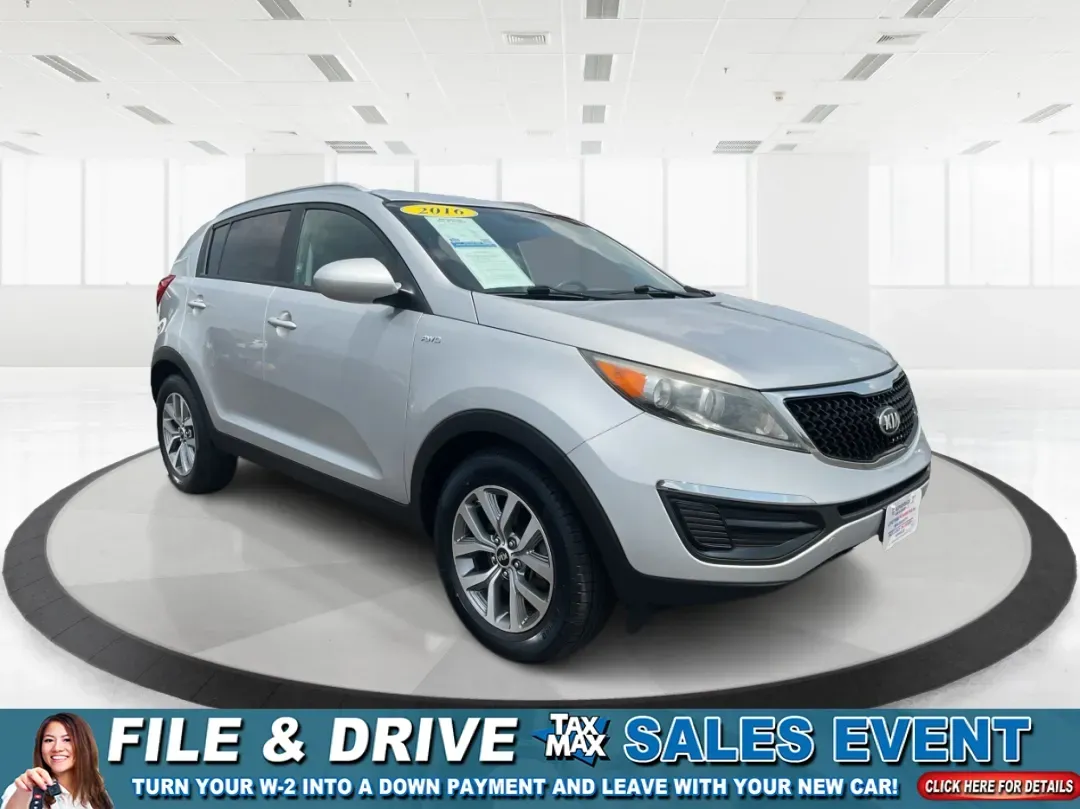 2016 Kia Sportage LX (KNDPBCACXG7) with an Theta II 2.4L I-4 gasoline direct injection engine, located at 1230 East Main St, Xenia, OH, 45385, (937) 908-9800, 39.688026, -83.910172 - Embrace the journey of life with the 2016 Kia Sportage LX, a vehicle designed for those who thrive on adventure and seek comfort in their daily commute. Whether you're navigating the bustling streets of Fairborn, OH, or embarking on a weekend family getaway, this versatile crossover is your perfect - Photo#0