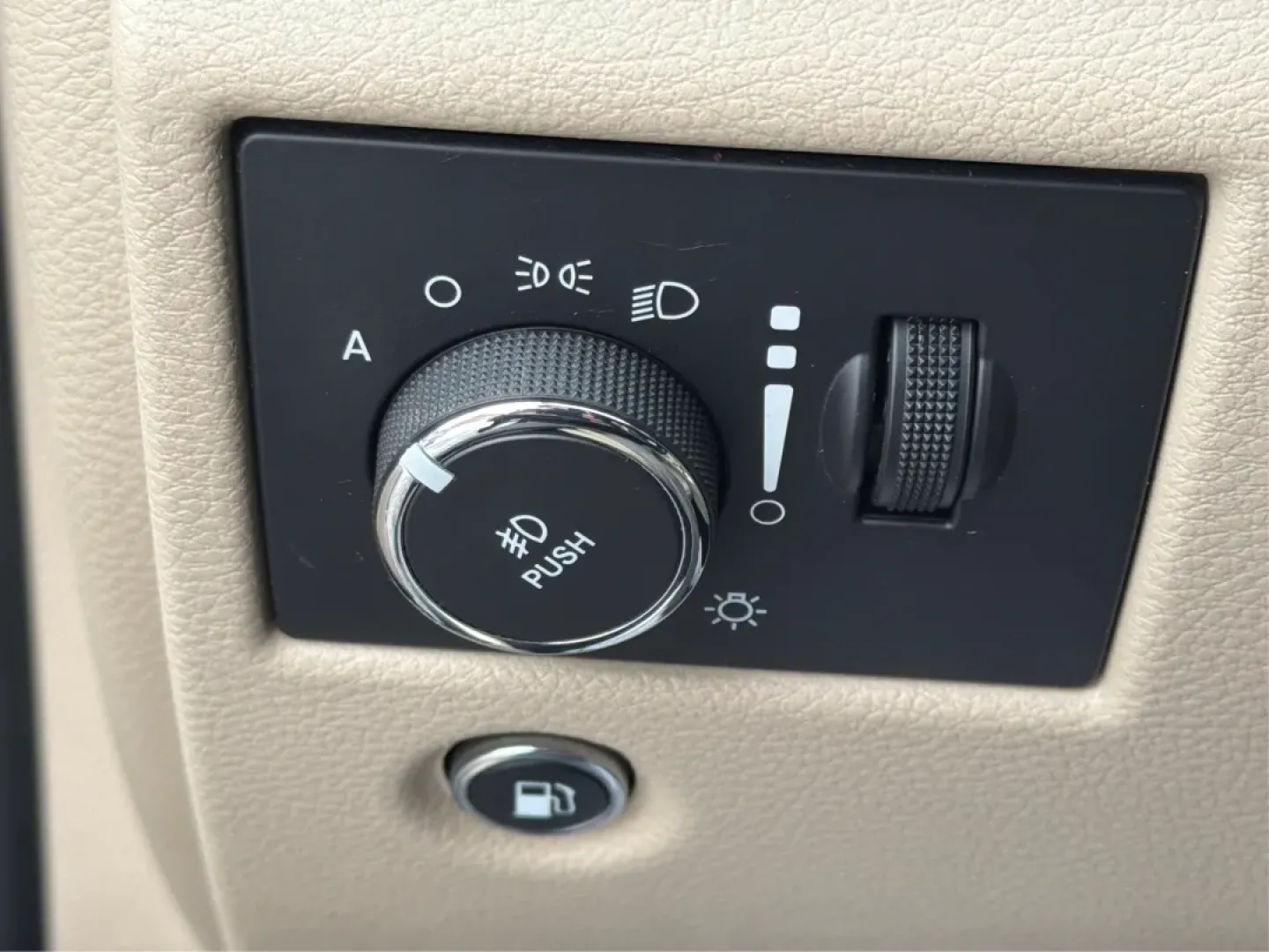 2015 Jeep Grand Cherokee Limited (1C4RJFBG1FC) with an Other engine, located at 1099 N County Rd 25A , Troy, OH, 45373, (937) 908-9800, 40.057079, -84.212883 - Are you ready to elevate your driving experience? Whether you're tackling the daily commute, embarking on family road trips, or exploring off-the-beaten-path adventures, the 2015 Jeep Grand Cherokee Limited is your ultimate companion. This rugged yet refined SUV combines luxury and functionality, ma - Photo#17