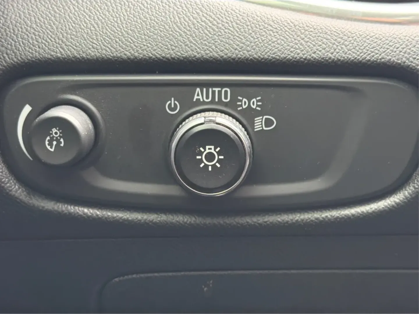 2020 Chevrolet Malibu FWD LT (1G1ZD5ST9LF) with an ECOTEC 1.5L I-4 gasoline direct injection engine, 6A transmission, located at 1184 Kauffman Ave, Fairborn, OH, 45324, (937) 908-9800, 39.807072, -84.030914 - ### Discover the 2020 Chevrolet Malibu LT: Your Perfect Commuter and Family Sedan!<br /> <br /> Are you searching for a reliable vehicle that blends comfort and efficiency for your daily commute or family outings? Look no further than the 2020 Chevrolet Malibu LT available at Advantage Car and Credi - Photo#17