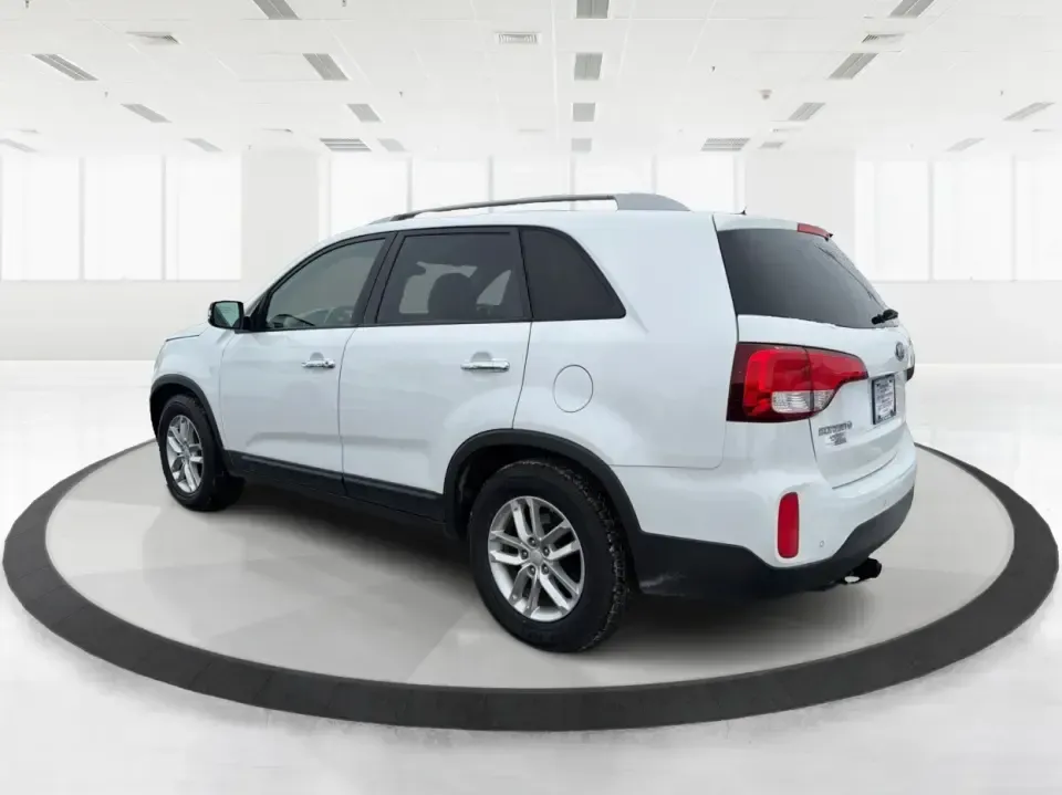 2014 Kia Sorento LX (5XYKT3A64EG) with an 2.4L I-4 gasoline direct injection engine, 6-Speed Automatic transmission, located at 4508 South Dixie Dr, Moraine, OH, 45439, (937) 908-9800, 39.689976, -84.218452 - **Discover the 2014 Kia Sorento LX: Your Family's Perfect Adventure Companion!**<br /> <br /> Are you searching for a reliable SUV that effortlessly blends comfort, style, and functionality? Look no further than the 2014 Kia Sorento LX, available at Advantage Car and Credit in Troy, OH. This spaciou - Photo#4