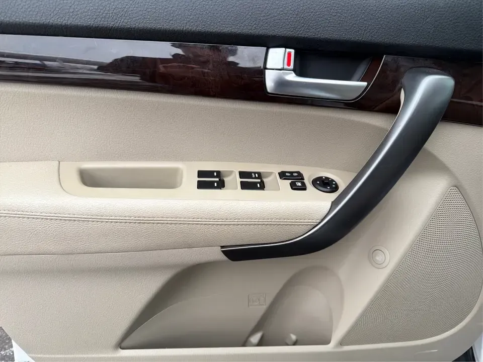 2014 Kia Sorento LX (5XYKT3A64EG) with an 2.4L I-4 gasoline direct injection engine, 6-Speed Automatic transmission, located at 4508 South Dixie Dr, Moraine, OH, 45439, (937) 908-9800, 39.689976, -84.218452 - **Discover the 2014 Kia Sorento LX: Your Family's Perfect Adventure Companion!**<br /> <br /> Are you searching for a reliable SUV that effortlessly blends comfort, style, and functionality? Look no further than the 2014 Kia Sorento LX, available at Advantage Car and Credit in Troy, OH. This spaciou - Photo#17