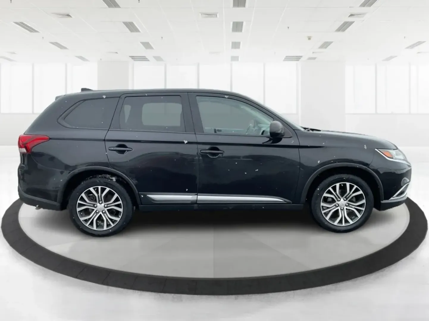 2017 Mitsubishi Outlander ES (JA4AD2A35HZ) with an 2.4L I-4 variable valve control engine, located at 1184 Kauffman Ave, Fairborn, OH, 45324, (937) 908-9800, 39.807072, -84.030914 - 2017 Mitsubishi Outlander ES - Photo#1