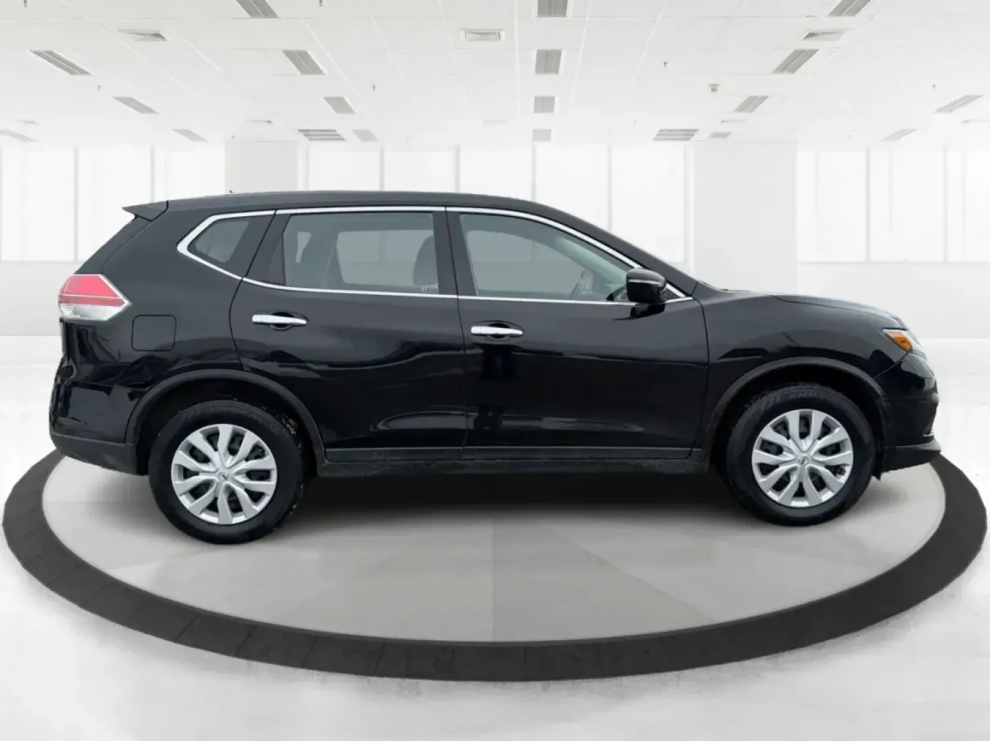 2015 Nissan Rogue S (KNMAT2MV8FP) with an 2.5L I-4 DOHC engine, Continuously Variable Transmission transmission, located at 880 E. National Road, Vandalia, OH, 45377, (937) 908-9800, 39.891918, -84.183594 - **Discover Your Next Adventure with the 2015 Nissan Rogue at Advantage Car and Credit - Vandalia!**<br /> <br /> Are you ready to elevate your driving experience? Whether you're a growing family in need of a reliable vehicle, a commuter craving comfort, or an adventure-seeker looking for your next r - Photo#1