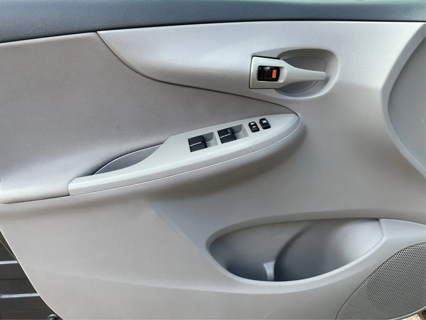 2012 Toyota Corolla LE (2T1BU4EEXCC) with an 1.8L I-4 DOHC engine, located at 1184 Kauffman Ave, Fairborn, OH, 45324, (937) 908-9800, 39.807072, -84.030914 - **Discover Your New Adventure with the 2012 Toyota Corolla LE at Advantage Car and Credit!**<br /> <br /> Are you in the market for a reliable sedan that perfectly balances your daily commute with weekend adventures? Look no further than the 2012 Toyota Corolla LE, available now at Advantage Car and - Photo#17