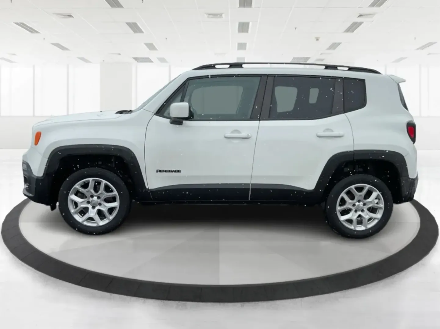 2015 Jeep Renegade Latitude (ZACCJBBT4FP) with an 2.4L L4 engine, 6-Speed Manual transmission, located at 1230 East Main St, Xenia, OH, 45385, (937) 908-9800, 39.688026, -83.910172 - Ready for a life that doesn't stop when the pavement ends? This 2015 Jeep Renegade Latitude 4WD in Alpine White is built for the Xenia lifestyle-weekday commutes down US-35, quick runs to grocery stores near downtown, and spontaneous weekend getaways to Caesar Creek State Park or John Bryan State Pa - Photo#5