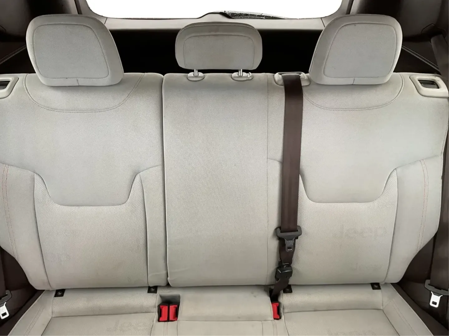 2015 Jeep Renegade Latitude (ZACCJBBT4FP) with an 2.4L L4 engine, 6-Speed Manual transmission, located at 1230 East Main St, Xenia, OH, 45385, (937) 908-9800, 39.688026, -83.910172 - Ready for a life that doesn't stop when the pavement ends? This 2015 Jeep Renegade Latitude 4WD in Alpine White is built for the Xenia lifestyle-weekday commutes down US-35, quick runs to grocery stores near downtown, and spontaneous weekend getaways to Caesar Creek State Park or John Bryan State Pa - Photo#14