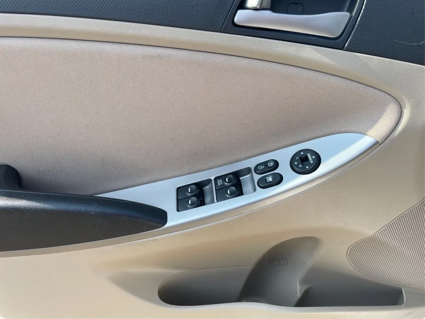 2017 Hyundai Accent SE 4-Door 6A (KMHCT4AE7HU) with an 1.6L L4 DOHC 16V engine, 6-Speed Automatic transmission, located at 8750 N County Rd 25A, Piqua, OH, 45356, (937) 908-9800, 40.164391, -84.232513 - Are you searching for a reliable, budget-friendly vehicle that accommodates your busy lifestyle? Look no further than Advantage Car and Credit in Fairborn, OH! We specialize in providing top-notch used vehicles with flexible financing options tailored to fit your needs. Our 2017 Hyundai Accent SE is - Photo#18