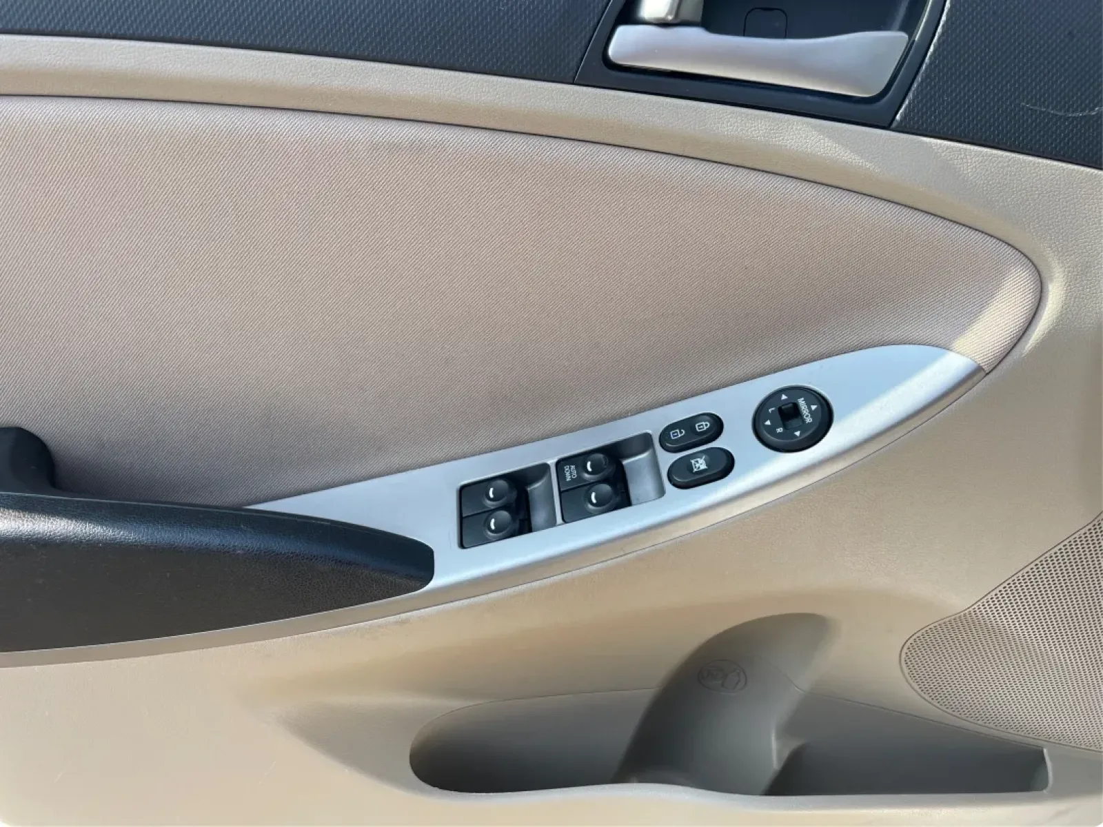2017 Hyundai Accent SE 4-Door 6A (KMHCT4AE7HU) with an 1.6L L4 DOHC 16V engine, 6-Speed Automatic transmission, located at 8750 N County Rd 25A, Piqua, OH, 45356, (937) 908-9800, 40.164391, -84.232513 - Are you searching for a reliable, budget-friendly vehicle that accommodates your busy lifestyle? Look no further than Advantage Car and Credit in Fairborn, OH! We specialize in providing top-notch used vehicles with flexible financing options tailored to fit your needs. Our 2017 Hyundai Accent SE is - Photo#18