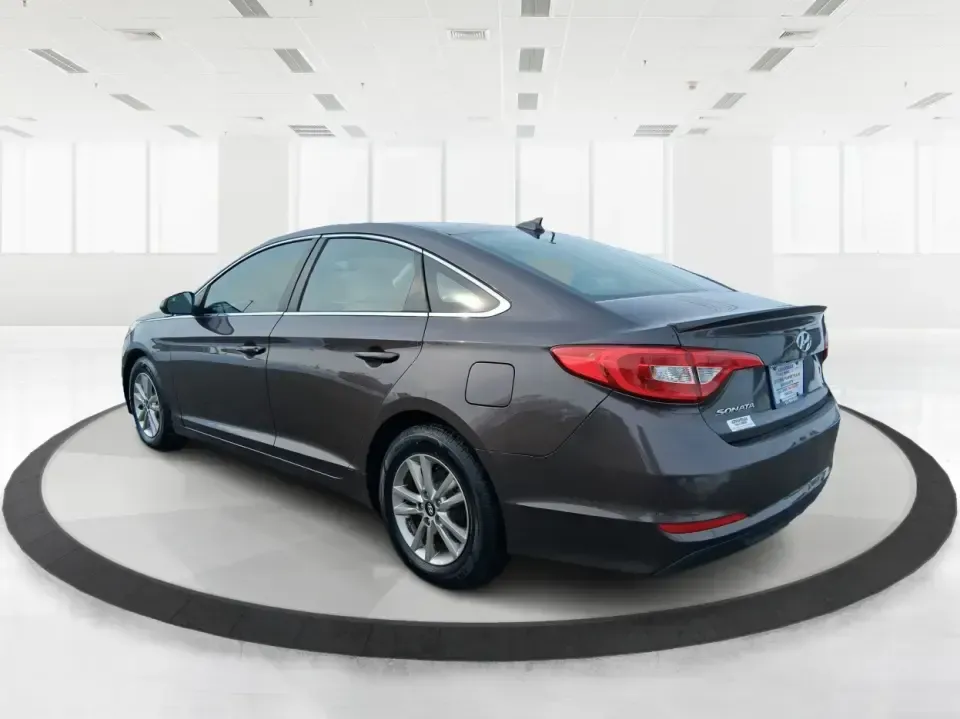 2016 Hyundai Sonata SE (5NPE24AF9GH) with an 2.4L I-4 gasoline direct injection engine, 7A transmission, located at 4508 South Dixie Dr, Moraine, OH, 45439, (937) 908-9800, 39.689976, -84.218452 - Need a dependable daily driver that can handle the school run, the I-75 commute, and the occasional weekend getaway without draining your budget? This 2016 Hyundai Sonata SE in rich Dark Truffle is the kind of comfortable, efficient sedan that fits real life in Vandalia-easy to park, smooth on longe - Photo#4
