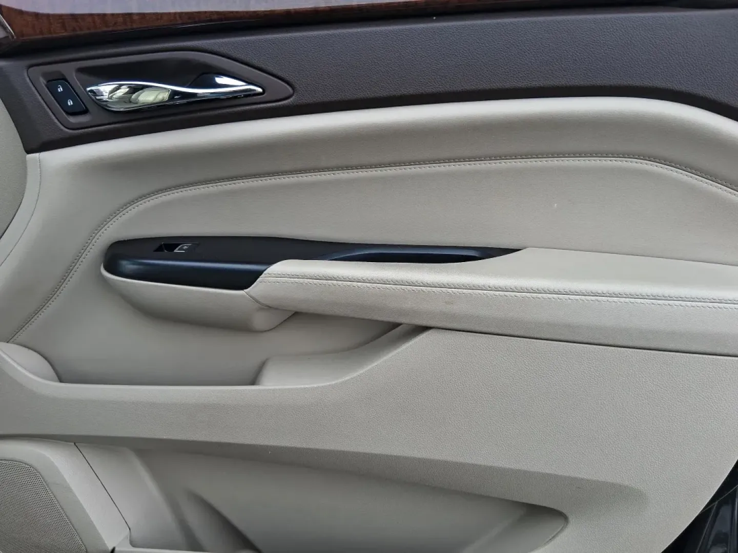 2016 Cadillac SRX Luxury Collection (3GYFNEE32GS) with an 3.6L V-6 gasoline direct injection engine, located at 1099 N County Rd 25A , Troy, OH, 45373, (937) 908-9800, 40.057079, -84.212883 - Picture your next road trip starting in Troy and rolling out past the Great Miami River Trail with everyone comfortable, connected, and confident-no cramped seats, no noisy ride, just smooth power and premium Cadillac style. This 2016 Cadillac SRX Luxury Collection is the kind of SUV that fits real - Photo#20