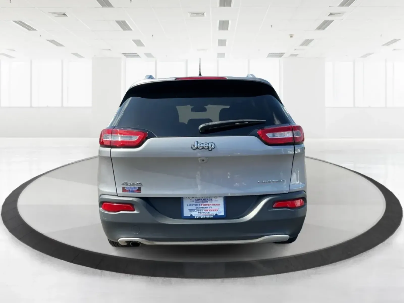 2017 Jeep Cherokee Limited 4x4 (1C4PJMDB5HW) with an Other engine, located at 401 Woodman Dr, Riverside, OH, 45431, (937) 908-9800, 39.760899, -84.123421 - **Adventure Awaits with the 2017 Jeep Cherokee Limited 4x4: Your Perfect Family Crossover!**<br /> <br /> Discover the ultimate blend of style, comfort, and performance with the 2017 Jeep Cherokee Limited 4x4, available now at Advantage Car and Credit in Fairborn, OH. This vehicle is designed for th - Photo#3