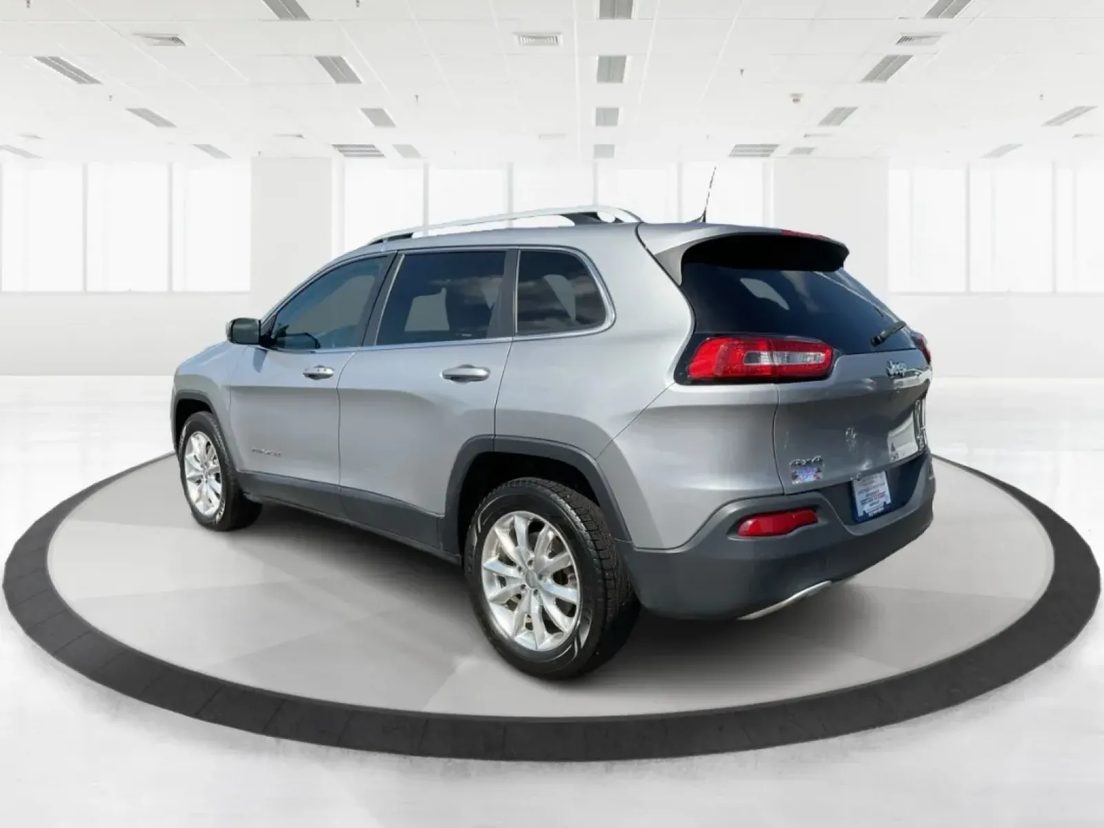 2017 Jeep Cherokee Limited 4x4 (1C4PJMDB5HW) with an Other engine, located at 401 Woodman Dr, Riverside, OH, 45431, (937) 908-9800, 39.760899, -84.123421 - **Adventure Awaits with the 2017 Jeep Cherokee Limited 4x4: Your Perfect Family Crossover!**<br /> <br /> Discover the ultimate blend of style, comfort, and performance with the 2017 Jeep Cherokee Limited 4x4, available now at Advantage Car and Credit in Fairborn, OH. This vehicle is designed for th - Photo#4