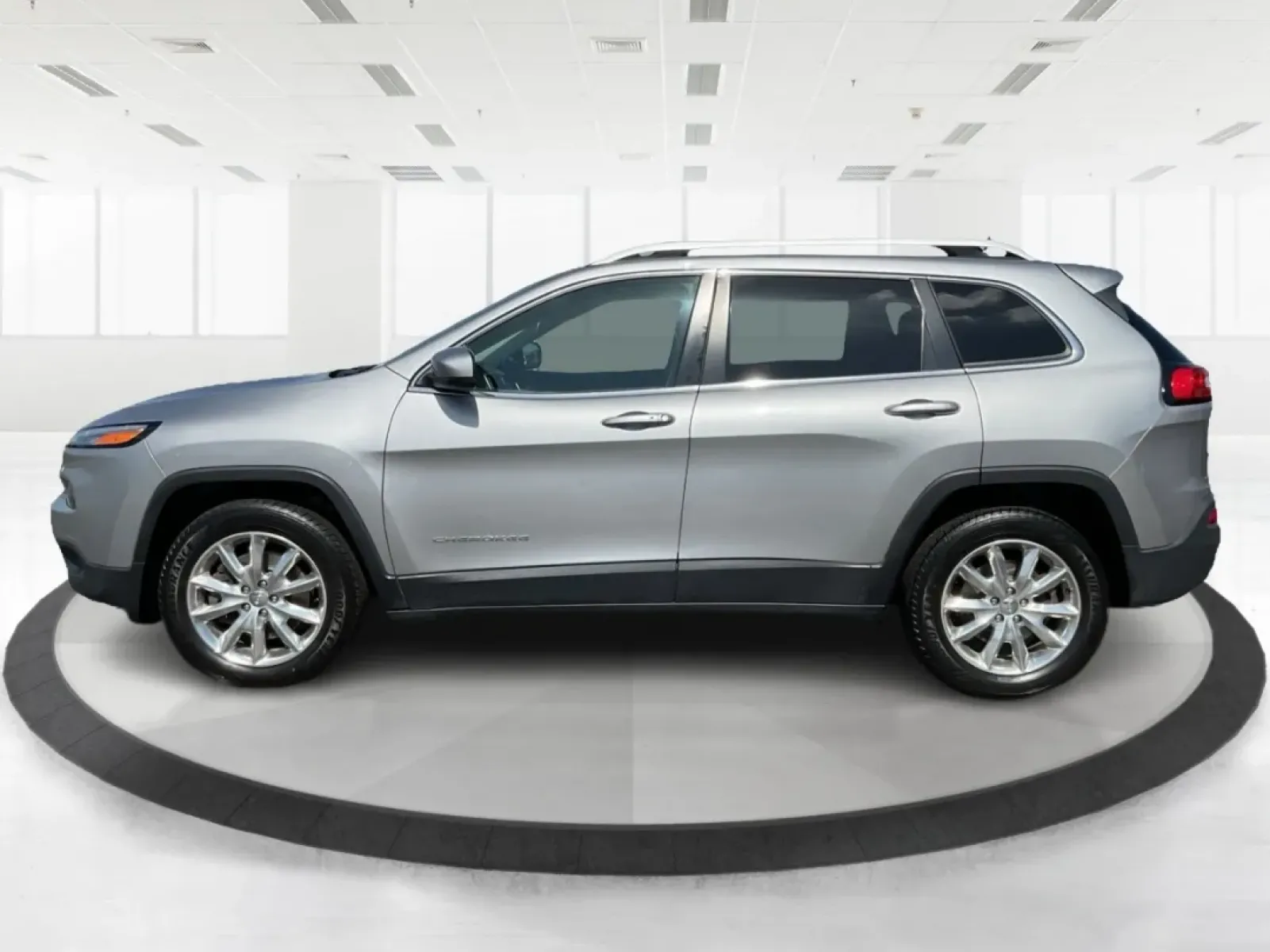 2017 Jeep Cherokee Limited 4x4 (1C4PJMDB5HW) with an Other engine, located at 401 Woodman Dr, Riverside, OH, 45431, (937) 908-9800, 39.760899, -84.123421 - **Adventure Awaits with the 2017 Jeep Cherokee Limited 4x4: Your Perfect Family Crossover!**<br /> <br /> Discover the ultimate blend of style, comfort, and performance with the 2017 Jeep Cherokee Limited 4x4, available now at Advantage Car and Credit in Fairborn, OH. This vehicle is designed for th - Photo#5