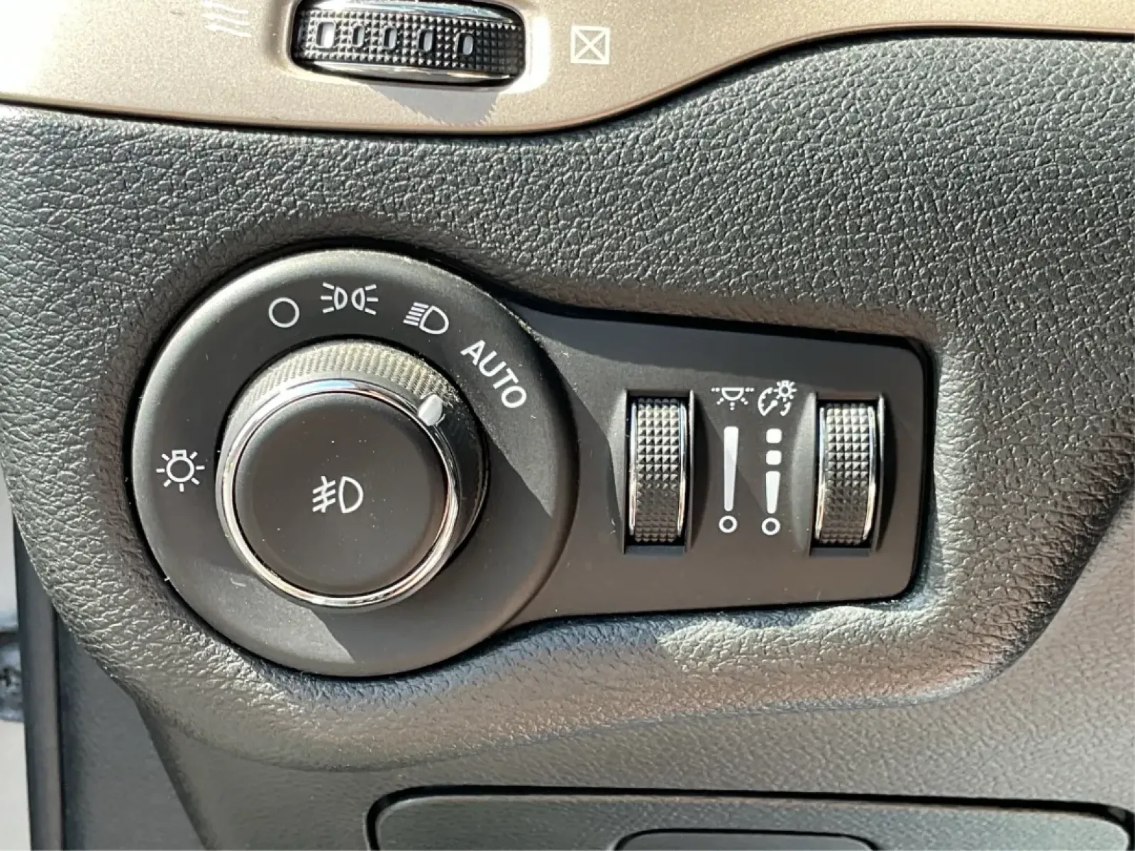 2017 Jeep Cherokee Limited 4x4 (1C4PJMDB5HW) with an Other engine, located at 401 Woodman Dr, Riverside, OH, 45431, (937) 908-9800, 39.760899, -84.123421 - **Adventure Awaits with the 2017 Jeep Cherokee Limited 4x4: Your Perfect Family Crossover!**<br /> <br /> Discover the ultimate blend of style, comfort, and performance with the 2017 Jeep Cherokee Limited 4x4, available now at Advantage Car and Credit in Fairborn, OH. This vehicle is designed for th - Photo#17