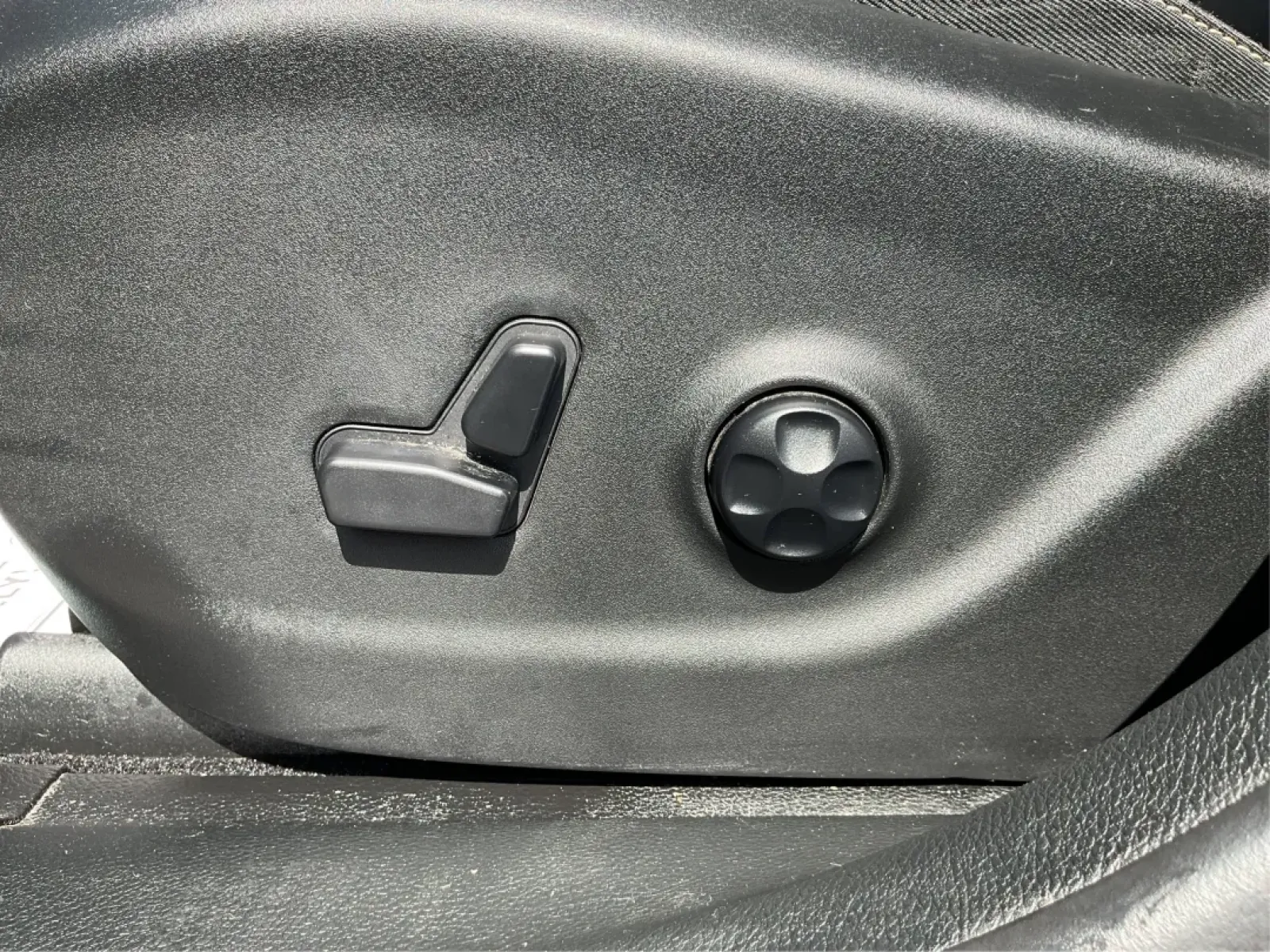 2017 Jeep Cherokee Limited 4x4 (1C4PJMDB5HW) with an Other engine, located at 1230 East Main St, Xenia, OH, 45385, (937) 908-9800, 39.688026, -83.910172 - **Adventure Awaits with the 2017 Jeep Cherokee Limited 4x4: Your Perfect Family Crossover!**<br /> <br /> Discover the ultimate blend of style, comfort, and performance with the 2017 Jeep Cherokee Limited 4x4, available now at Advantage Car and Credit in Fairborn, OH. This vehicle is designed for th - Photo#18