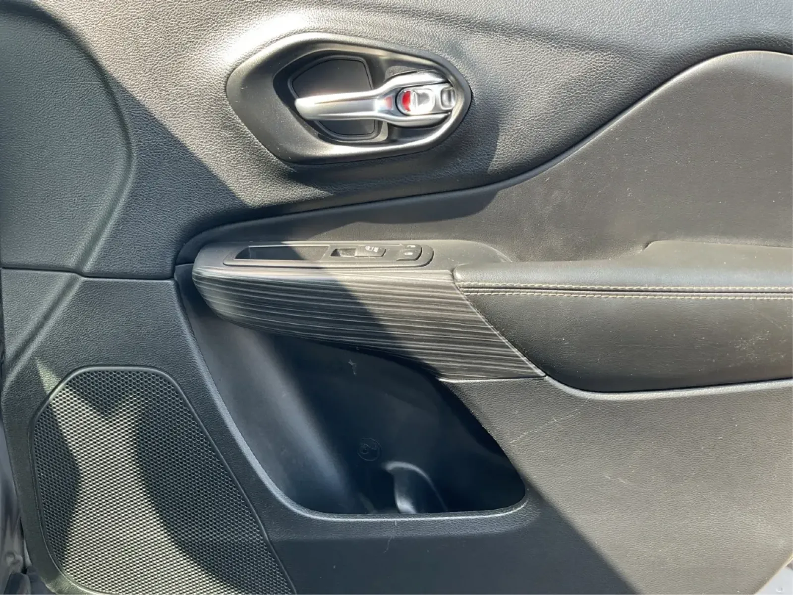 2017 Jeep Cherokee Limited 4x4 (1C4PJMDB5HW) with an Other engine, located at 1230 East Main St, Xenia, OH, 45385, (937) 908-9800, 39.688026, -83.910172 - **Adventure Awaits with the 2017 Jeep Cherokee Limited 4x4: Your Perfect Family Crossover!**<br /> <br /> Discover the ultimate blend of style, comfort, and performance with the 2017 Jeep Cherokee Limited 4x4, available now at Advantage Car and Credit in Fairborn, OH. This vehicle is designed for th - Photo#20