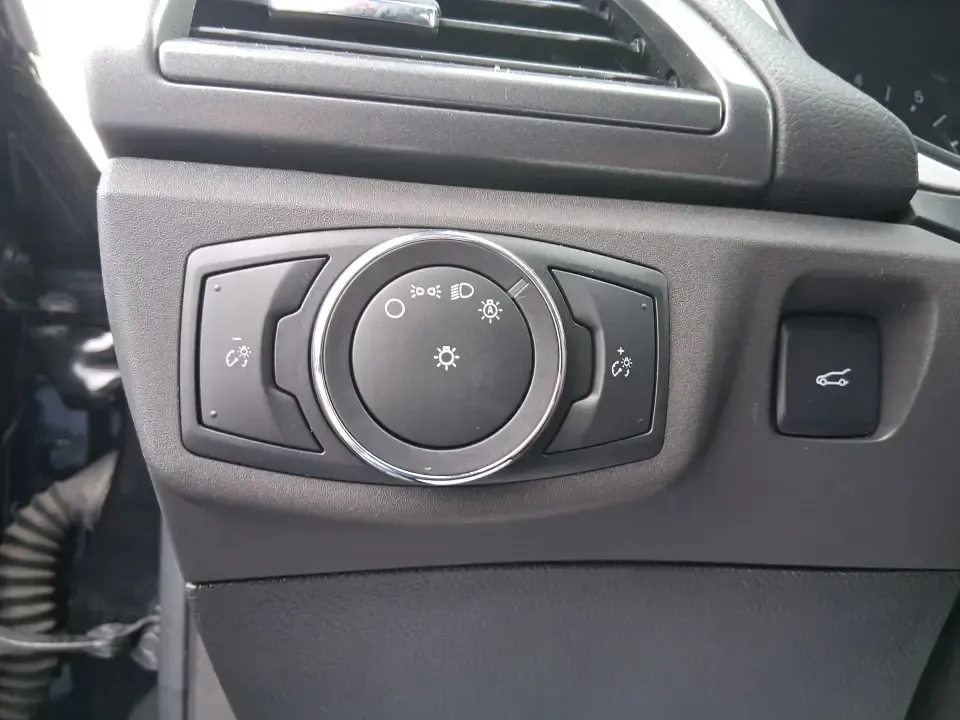 2014 Ford Fusion SE (1FA6P0H77E5) with an 2.5L L4 DOHC 16V engine, Automatic transmission, located at 880 E. National Road, Vandalia, OH, 45377, (937) 908-9800, 39.891918, -84.183594 - Need a dependable sedan for the daily commute up I75, school drop-offs around Vandalia-Butler City Schools, and comfortable weekend drives to the National Museum of the U.S. Air Force? This 2014 Ford Fusion SE is built for real life-smooth on longer stretches of E. National Road, easy to park for er - Photo#18