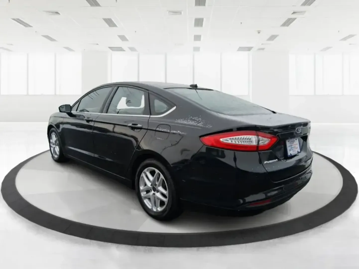 2014 Ford Fusion SE (1FA6P0H77E5) with an 2.5L L4 DOHC 16V engine, Automatic transmission, located at 1230 East Main St, Xenia, OH, 45385, (937) 908-9800, 39.688026, -83.910172 - Need a dependable sedan for the daily commute up I75, school drop-offs around Vandalia-Butler City Schools, and comfortable weekend drives to the National Museum of the U.S. Air Force? This 2014 Ford Fusion SE is built for real life-smooth on longer stretches of E. National Road, easy to park for er - Photo#4