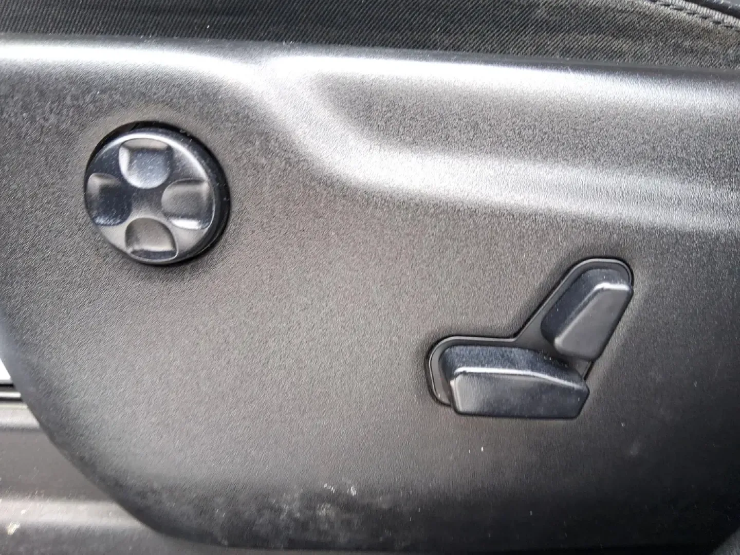 2018 Jeep Grand Cherokee Limited 4x4 (1C4RJFBGXJC) with an 3.6L V6 DOHC 24V engine, 8A transmission, located at 8750 N County Rd 25A, Piqua, OH, 45356, (937) 908-9800, 40.164391, -84.232513 - Load up the kids, the dog, and the cooler-or point the nose toward a weekend cabin-and let this 2018 Jeep Grand Cherokee Limited 4x4 handle the plan. With confident 4WD capability and a premium, comfortable cabin, it's a smart fit for Ohio drivers who want one SUV that can do school runs, long commu - Photo#18