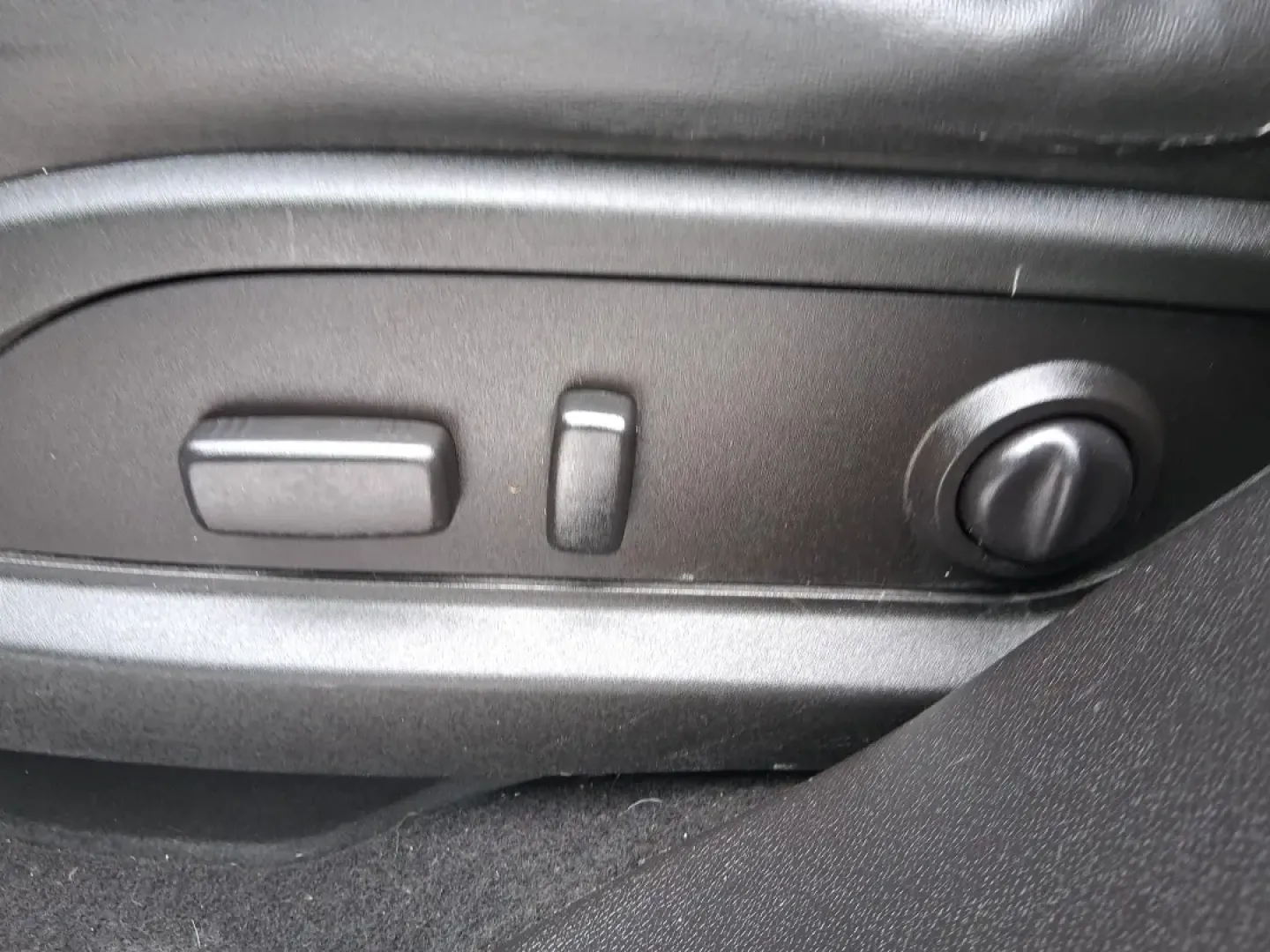 2015 Buick Enclave Premium (5GAKVCKD6FJ) with an 3.6L V-6 gasoline direct injection engine, 6-Speed Automatic Overdrive transmission, located at 4508 South Dixie Dr, Moraine, OH, 45439, (937) 908-9800, 39.689976, -84.218452 - Load up the family, cue the road-trip playlist, and enjoy the kind of comfortable, confident driving that makes everyday errands and weekend getaways feel easy. This 2015 Buick Enclave Premium in Dark Sapphire Blue Metallic is built for real life in Moraine-school drop-offs, long commutes up I75, an - Photo#17