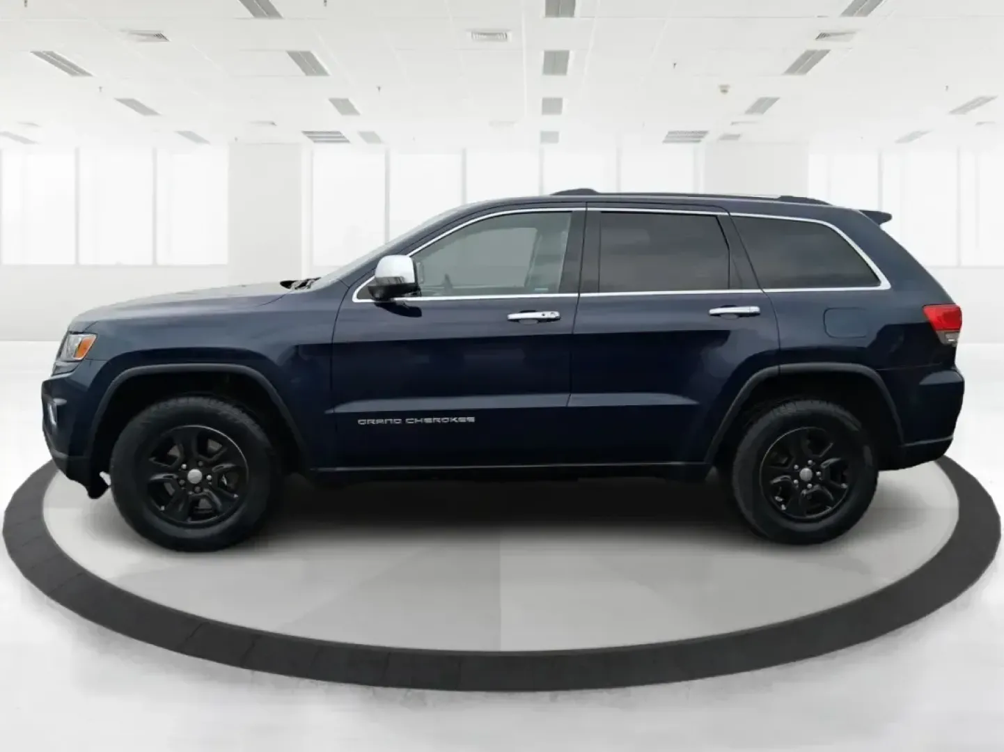 2015 Jeep Grand Cherokee Laredo (1C4RJFAG1FC) with an 3.6L V-6 DOHC engine, 8-Speed Automatic transmission, located at 1951 S Dayton Lakeview Rd., New Carlisle, OH, 45344, (937) 908-9800, 39.890999, -84.050255 - Picture a weekend that starts with a smooth commute through Clark County and ends with a spontaneous road trip-camp gear in the back, friends in the second row, and confidence when the weather turns. This 2015 Jeep Grand Cherokee Laredo is built for real life in Ohio: school runs, long drives down I - Photo#5