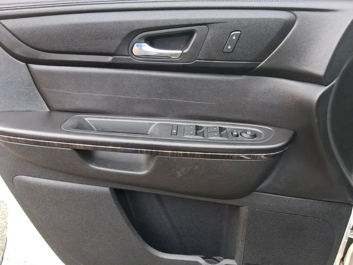 2015 GMC Acadia SLT-1 (1GKKRRKDXFJ) with an 3.6L V-6 gasoline direct injection engine, 6-Speed Automatic transmission, located at 4508 South Dixie Dr, Moraine, OH, 45439, (937) 908-9800, 39.689976, -84.218452 - Need one SUV that can handle school drop-offs, a long commute up I75, and a packed weekend at Carillon Historical Park or a day trip to Caesar Creek? This 2015 GMC Acadia SLT-1 is built for real life in Moraine-roomy, comfortable, and ready for the daily hustle while still feeling upscale for road-t - Photo#19