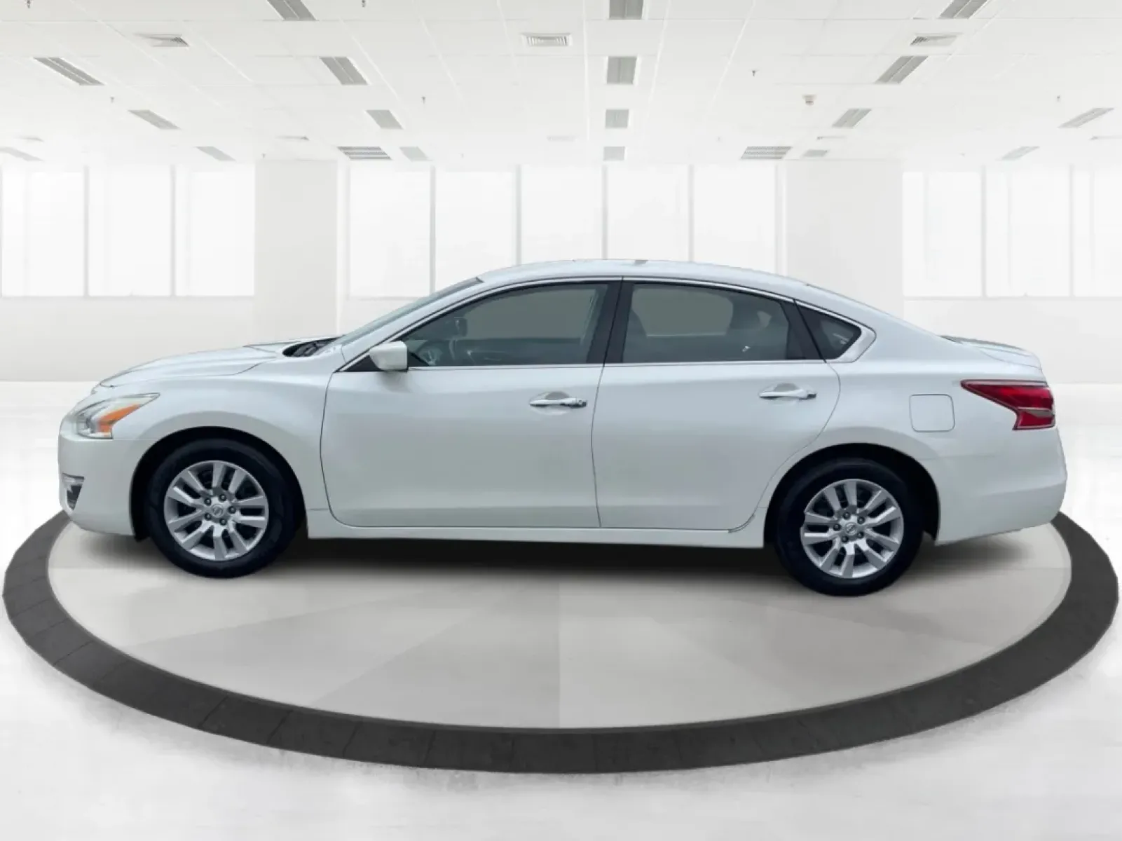 2013 Nissan Altima 2.5 S (1N4AL3APXDC) with an 2.5L I-4 DOHC engine, located at 401 Woodman Dr, Riverside, OH, 45431, (937) 908-9800, 39.760899, -84.123421 - **Experience the Ultimate Blend of Comfort and Reliability with the 2013 Nissan Altima 2.5 S Perfect for Your Lifestyle!**<br /> <br /> Are you in search of a vehicle that effortlessly balances daily commuting and weekend getaways? Look no further than this stunning 2013 Nissan Altima 2.5 S, now av - Photo#5