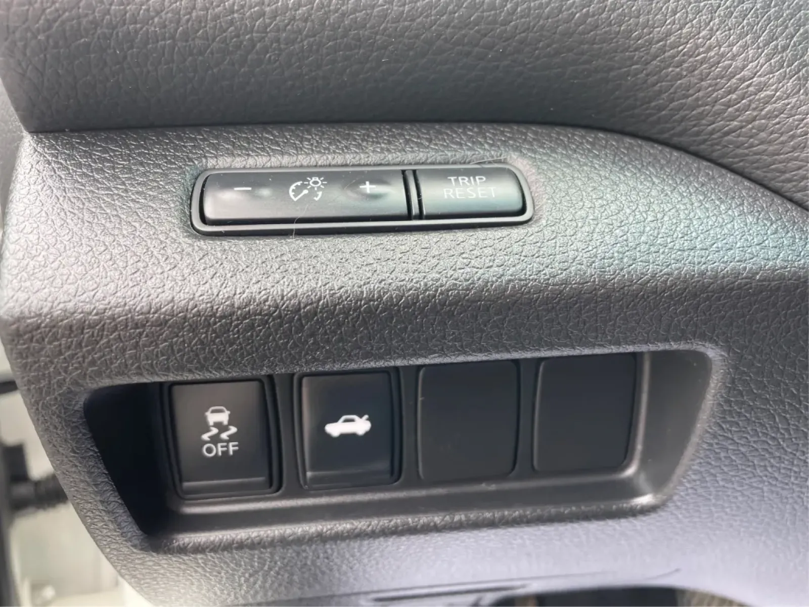 2013 Nissan Altima 2.5 S (1N4AL3APXDC) with an 2.5L I-4 DOHC engine, located at 401 Woodman Dr, Riverside, OH, 45431, (937) 908-9800, 39.760899, -84.123421 - **Experience the Ultimate Blend of Comfort and Reliability with the 2013 Nissan Altima 2.5 S Perfect for Your Lifestyle!**<br /> <br /> Are you in search of a vehicle that effortlessly balances daily commuting and weekend getaways? Look no further than this stunning 2013 Nissan Altima 2.5 S, now av - Photo#17