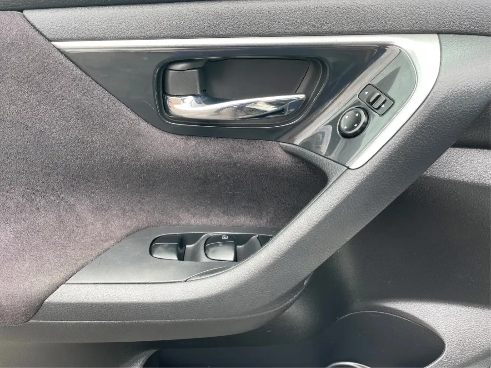 2013 Nissan Altima 2.5 S (1N4AL3APXDC) with an 2.5L I-4 DOHC engine, located at 401 Woodman Dr, Riverside, OH, 45431, (937) 908-9800, 39.760899, -84.123421 - **Experience the Ultimate Blend of Comfort and Reliability with the 2013 Nissan Altima 2.5 S Perfect for Your Lifestyle!**<br /> <br /> Are you in search of a vehicle that effortlessly balances daily commuting and weekend getaways? Look no further than this stunning 2013 Nissan Altima 2.5 S, now av - Photo#19