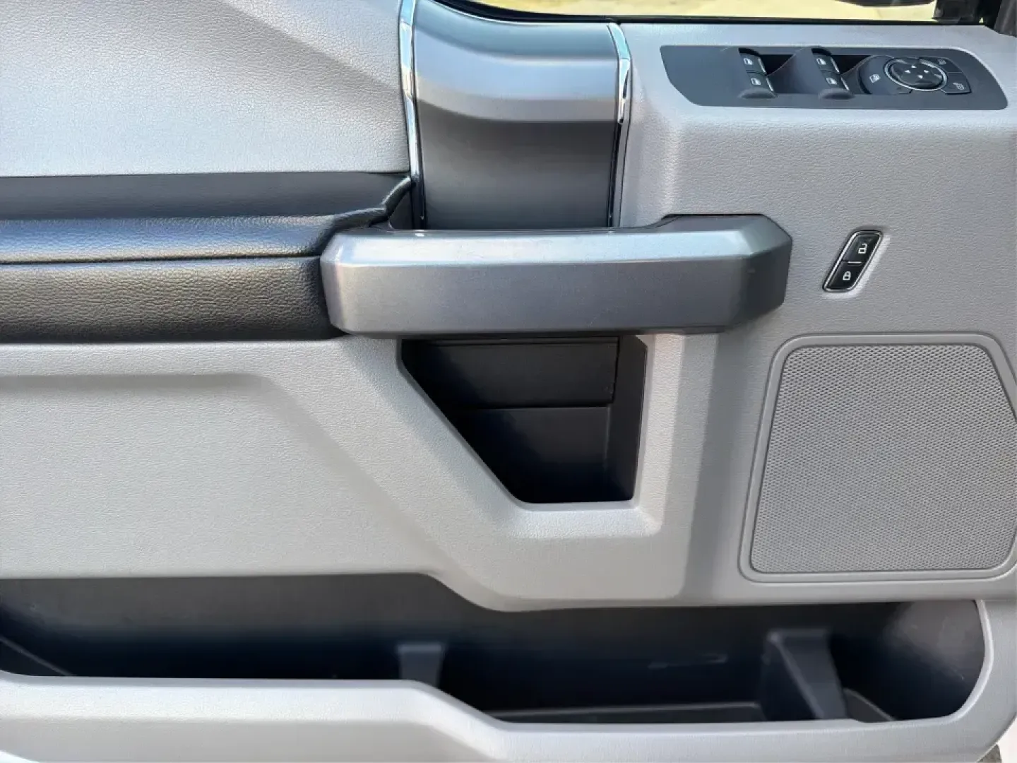 2015 Ford F-150 XLT (1FTEW1EP2FK) with an 2.7L V6 DOHC 24V engine, 6-Speed Automatic transmission, located at 1230 East Main St, Xenia, OH, 45385, (937) 908-9800, 39.688026, -83.910172 - Picture your next weekend: the bed loaded for a Greene County lake day, the family comfortable in a roomy Crew Cab, and 4WD ready when the weather turns on I35 or you decide to explore back roads outside Xenia. This 2015 Ford F-150 XLT is built for real life-work, play, towing, and everyday errands- - Photo#18