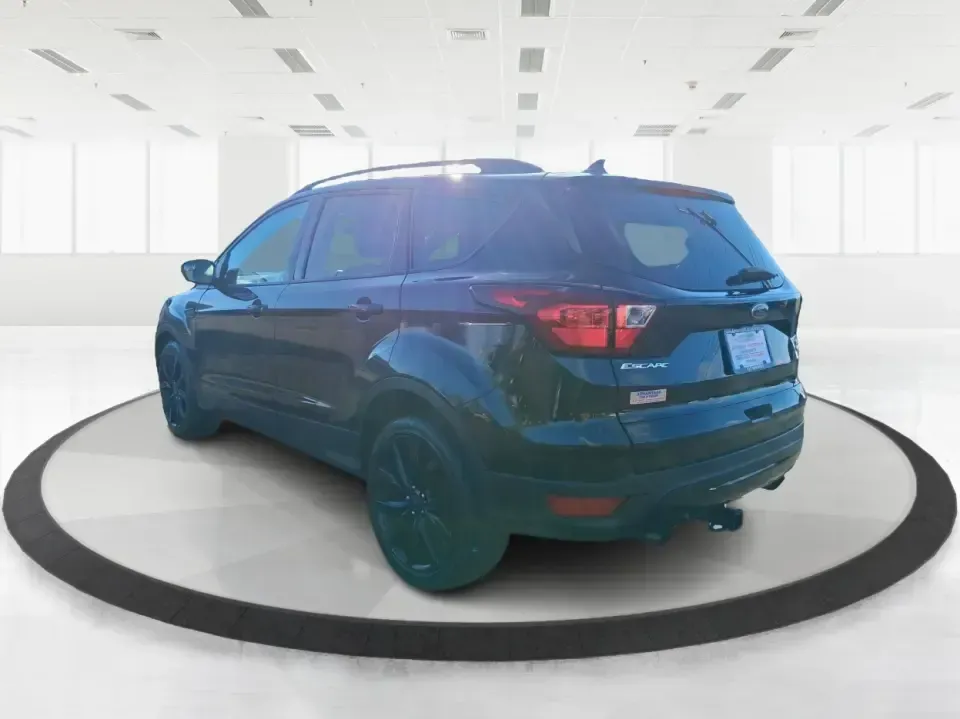 2019 Ford Escape SE (1FMCU0GD6KU) with an 1.5L L4 DOHC 16V engine, 6A transmission, located at 401 Woodman Dr, Riverside, OH, 45431, (937) 908-9800, 39.760899, -84.123421 - Need a dependable SUV for long commutes down I-675, quick school drop-offs, and weekend getaways to Carillon Historical Park or a day at the National Museum of the U.S. Air Force? This 2019 Ford Escape SE in Agate Black Metallic is built for real-life driving in and around Riverside, Ohio-comfortabl - Photo#4